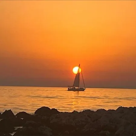 On Island Near Sandy Beaches * ויר