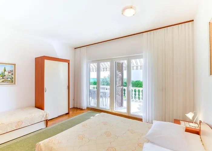On Island Near Sandy Beaches Daire